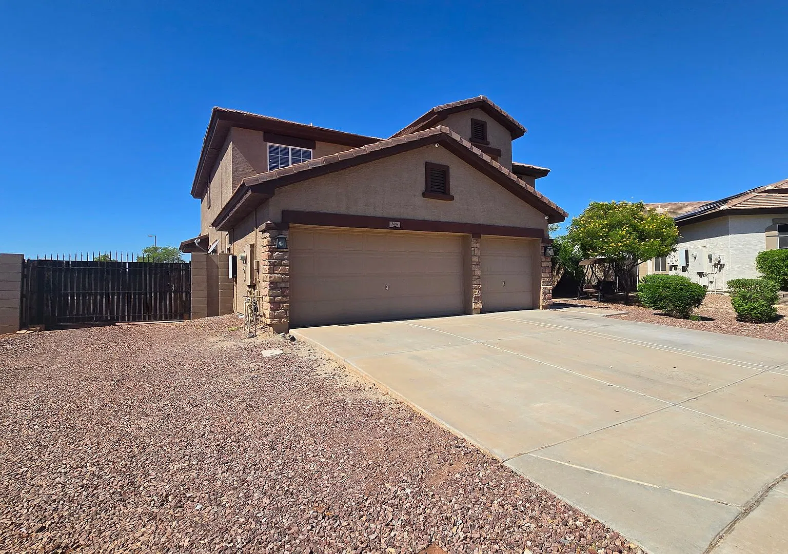 Amazing XXL Solar Home with Beautiful Sparkling Pool! Lots of space inside and out!! — Photo 4
