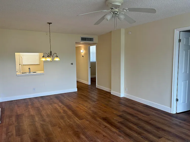109 Royal Park Dr #2C — Photo 2
