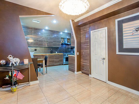 5th image of 1027 N Genesee Ave APT 3