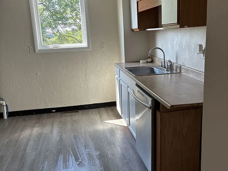 521 Locust Ave — Photo 2