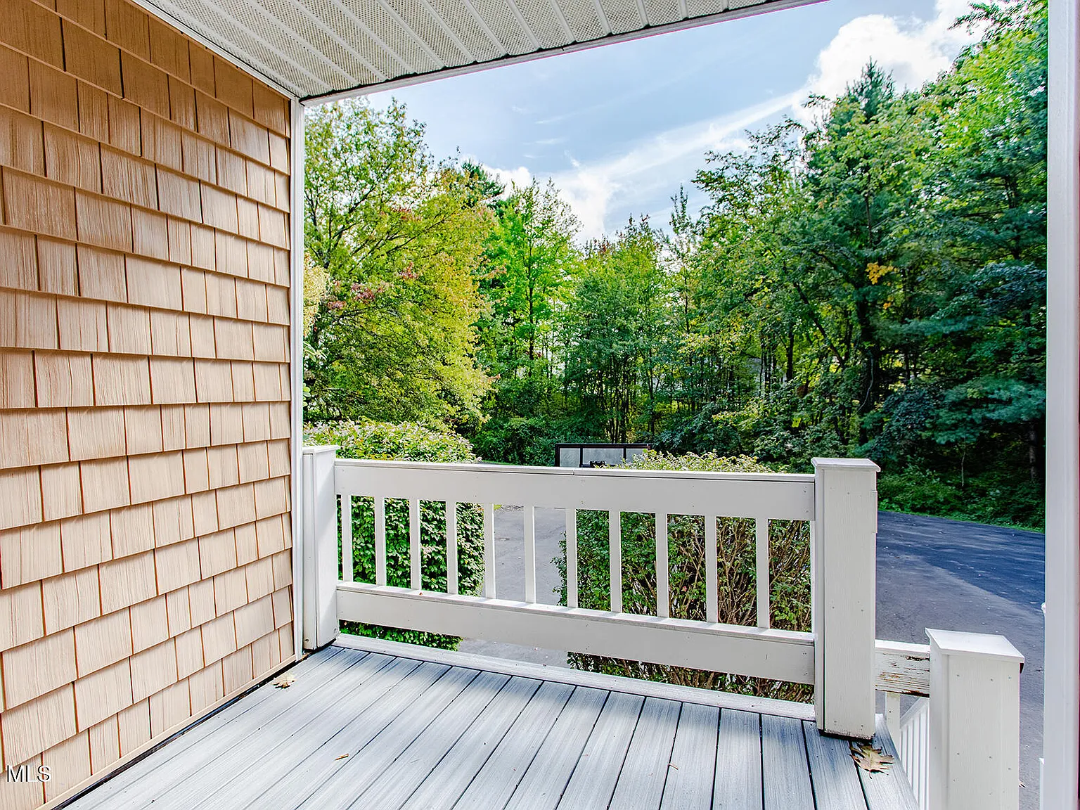 2 bed, 1.0 bath, 1880 sqft, $2,200 — Photo 3