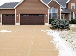 2015 Newcastle Rd, Marion, IA 52302