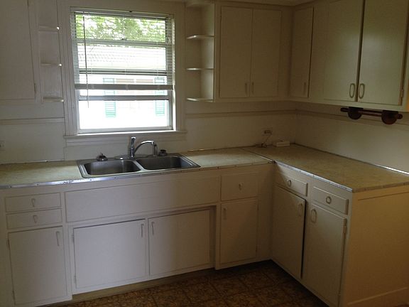 2nd image of 401 Hickory St
