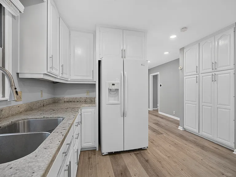 530 Irving Ave — Photo 10