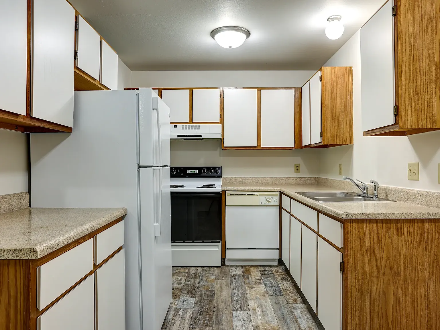 Woodfield & Arlington Apartments — Photo 4