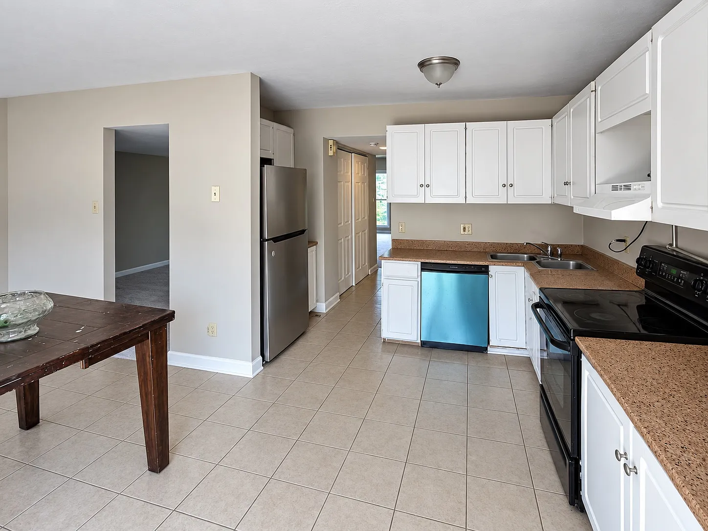 4 bed, 3.5 bath, 2700 sqft, $1,949 — Photo 2