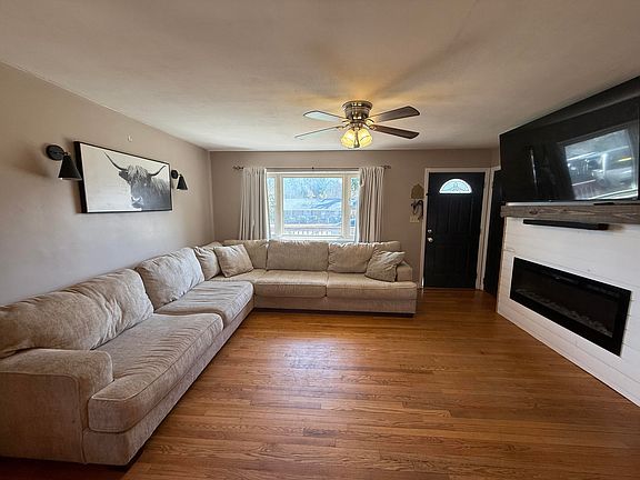 3rd image of 1006 Markham Cir SE