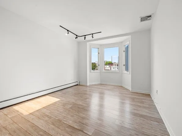 200 Christopher Columbus Dr APT C10, Jersey City, NJ 07302