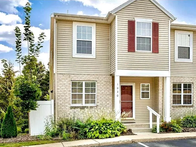 1030 Ada Place Dr SE — Photo 1