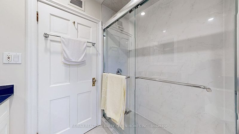 Toronto House for rent - 5 Bedrooms — photo 17