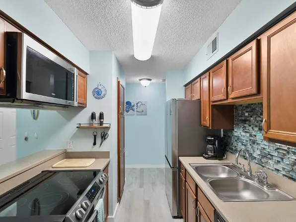 922 Fox Hollow Way, Manchester, NH 03104