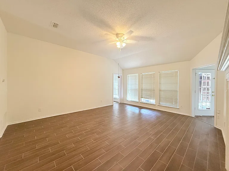 4512 Queenswood Dr — Photo 5