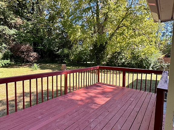 Great back deck for entertaining