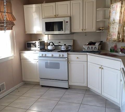 3rd image of 467 Hylan Blvd