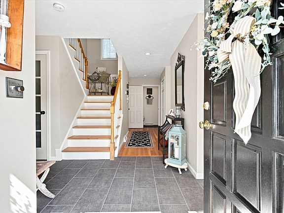 4th image of 6 Aspen Rd Unit 6