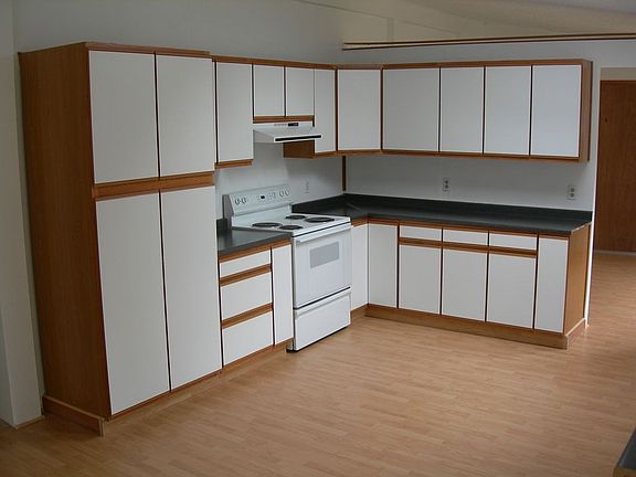 Spacious Kitchen has all new countertops