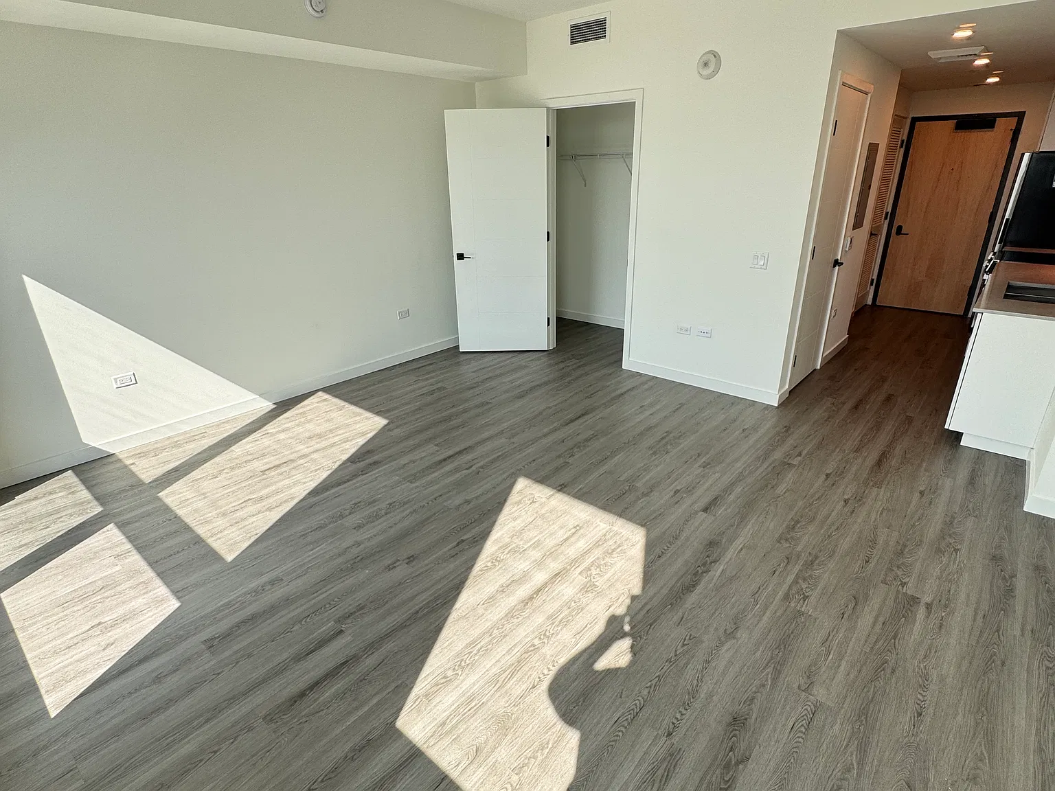 Studio, 490 sqft, $1,925 — Photo 3