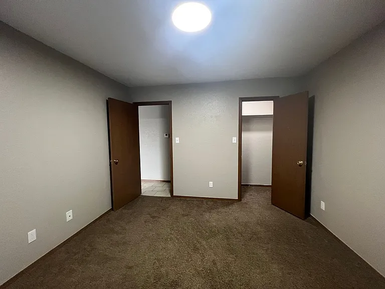 824-930 Railhead Dr — Photo 11
