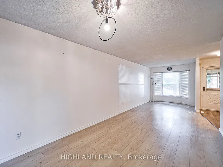 6455 Tisler Cres — Photo 9