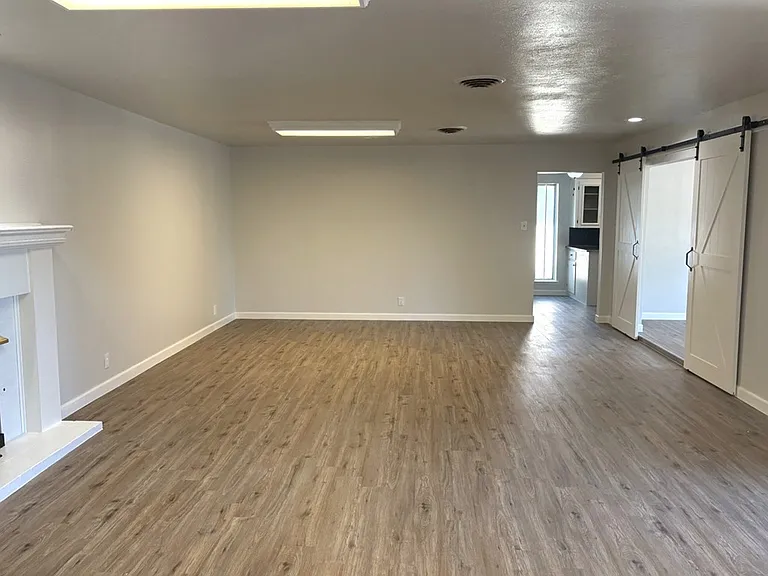 1413 Ventura Ave — Photo 5