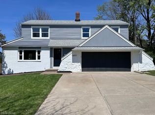 4800 Woodbury Hills Dr, Parma, OH 44134