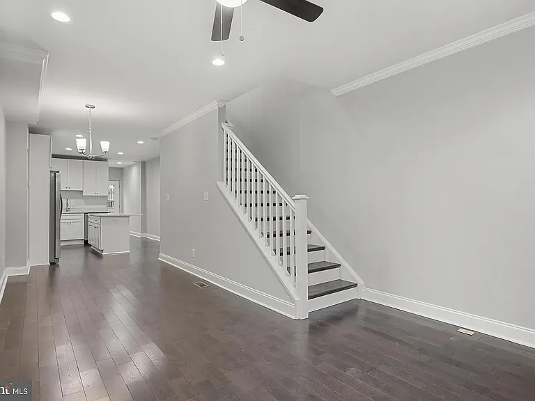 42 E Heath St — Photo 2