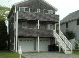 33 Angell Rd, Narragansett, RI 02882