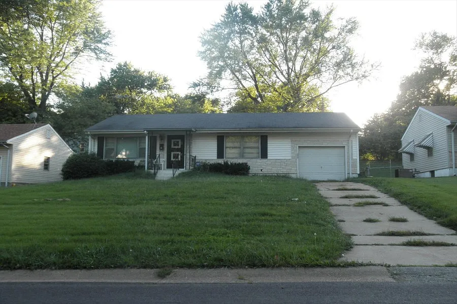 2444 Center Ave photo 1