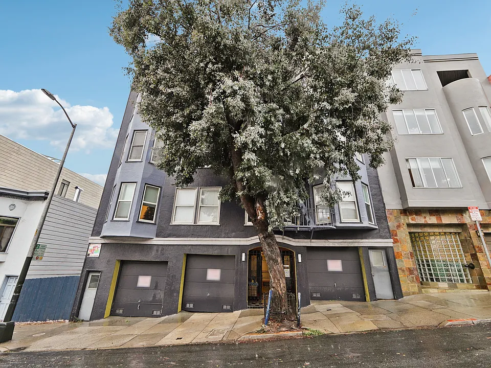 Front exterior view of the apartment building at 1260 Broadway, San Francisco, CA 94109, USA