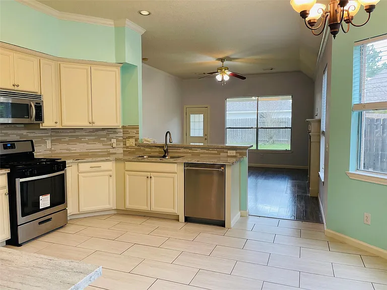 20910 Medallion Pointe Dr — Photo 8