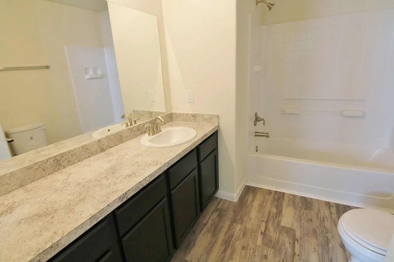 Almeda Trace — Photo 2