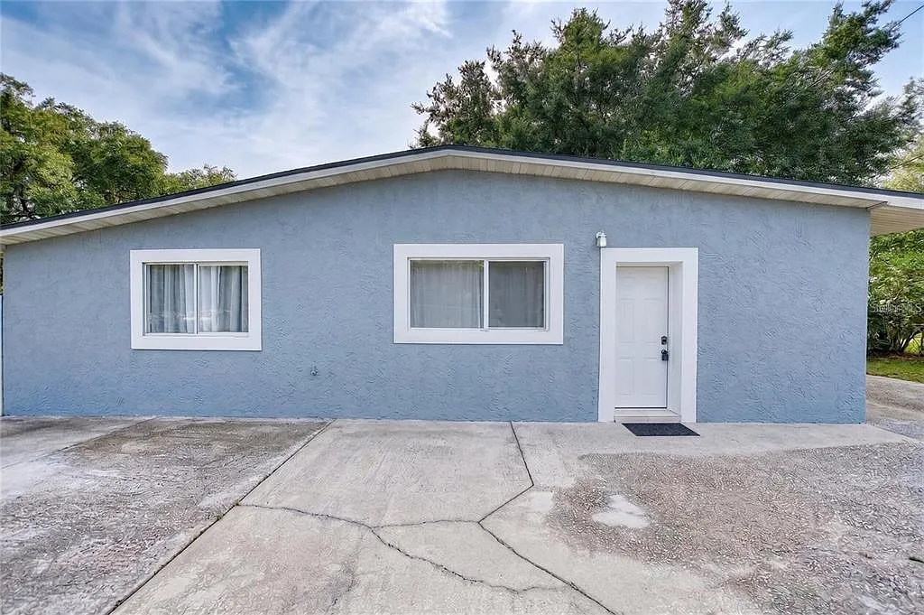 3 bed, 2.0 bath, 1040 sqft, $2,300 — Photo 1