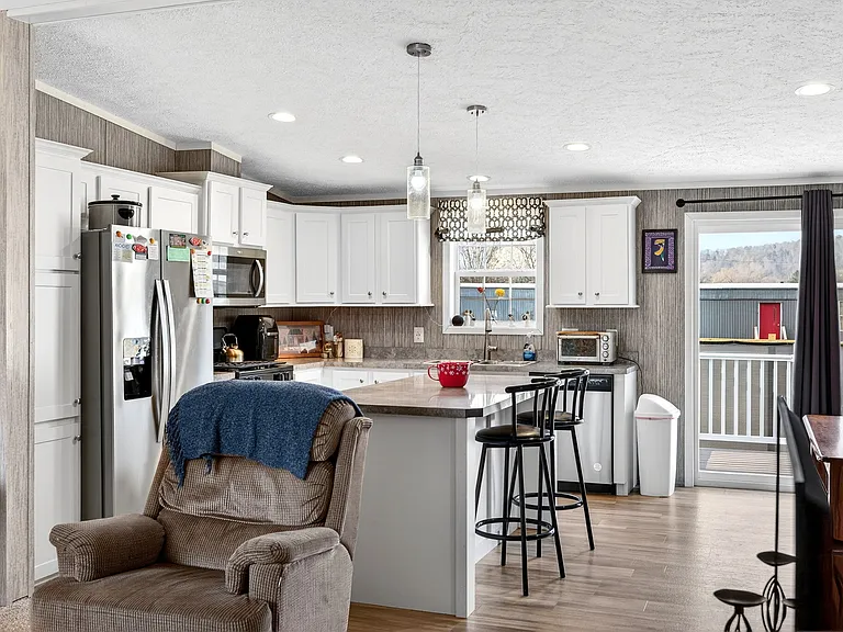 540 Everett St #17 — Photo 5