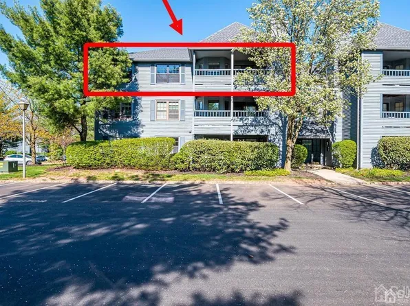 909 Woodhaven Dr, Edison, NJ 08817