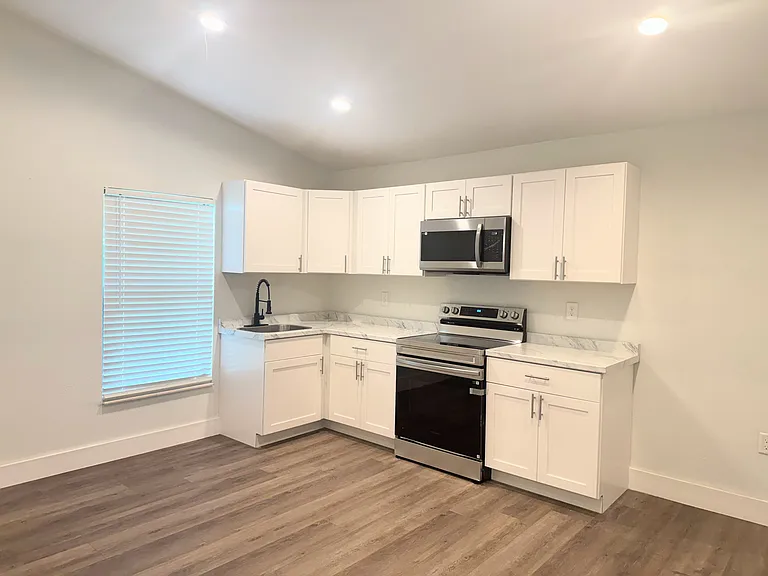 NE 2nd Pl — Photo 7