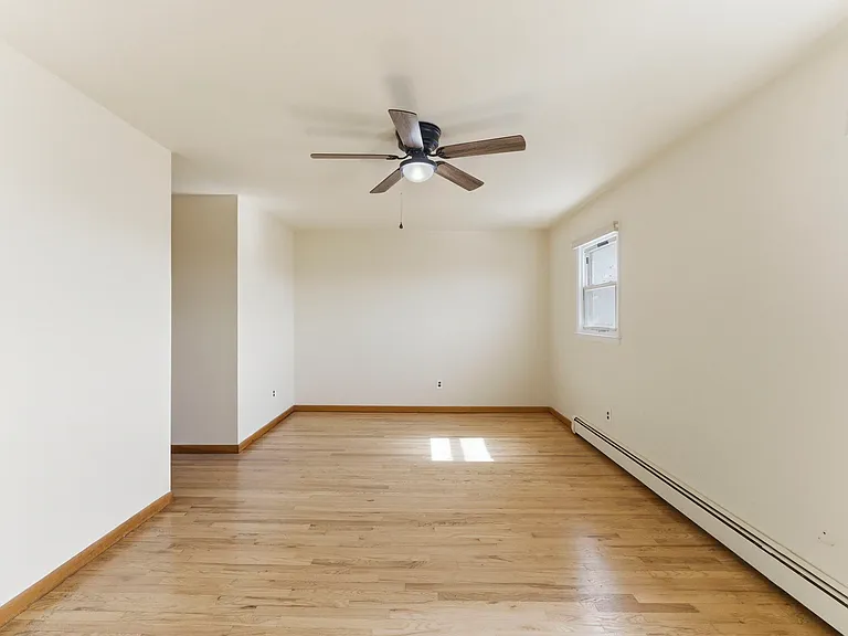 370 Henry St — Photo 18