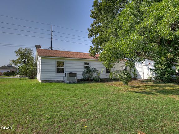 3rd image of 733 E Country Rd