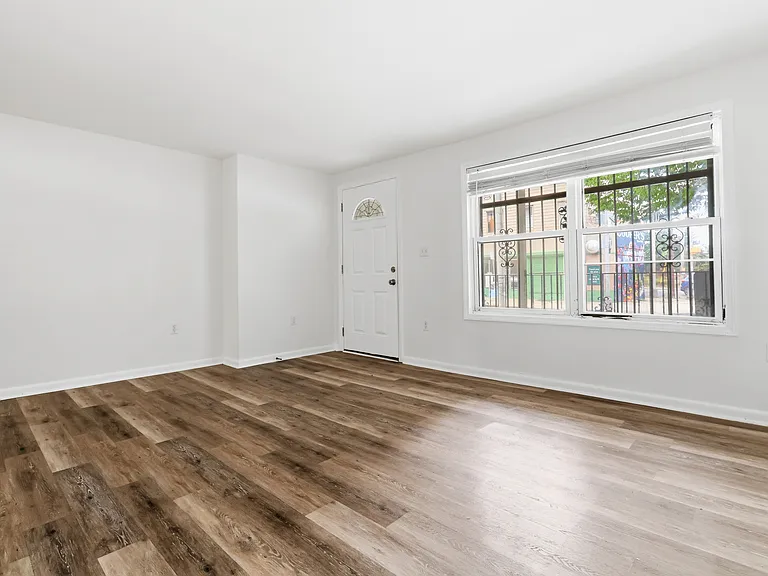 595 Orange St — Photo 3