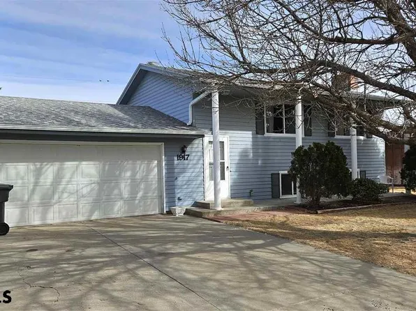 1917 Cheyenne Dr, Scottsbluff, NE 69361
