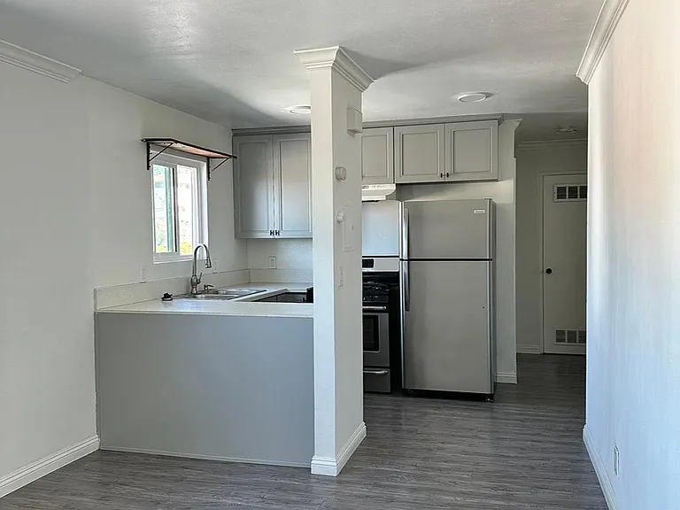 940 New Depot St #6 — Photo 4