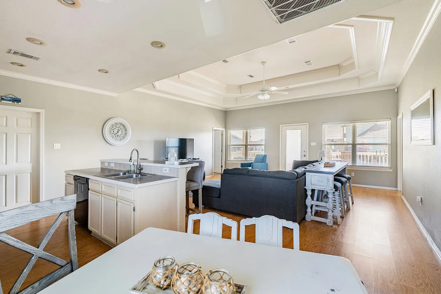 3 bed, 2.0 bath, 1420 sqft, $2,437 — Photo 3
