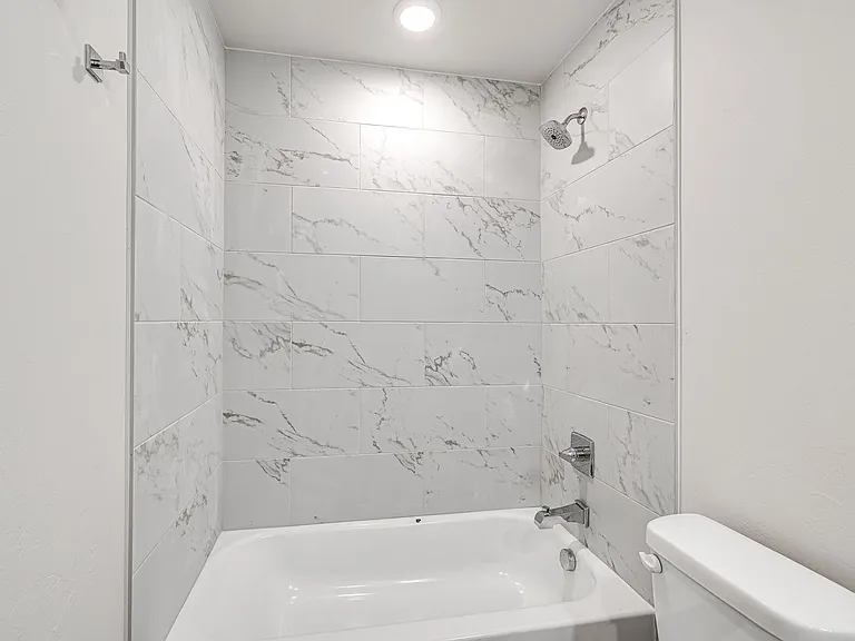 608 W 2nd St #110 — Photo 25