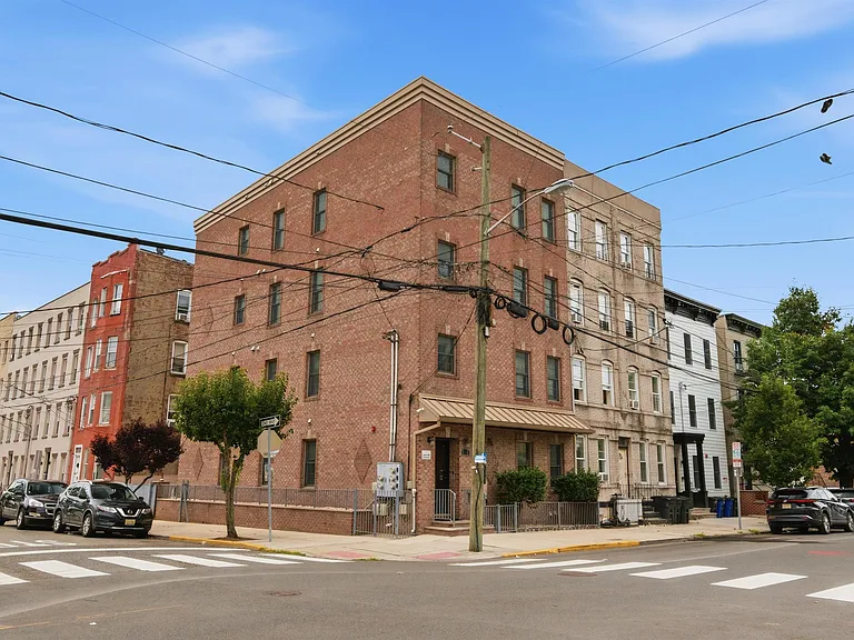 21 Saint Pauls Ave #1 — Photo 24