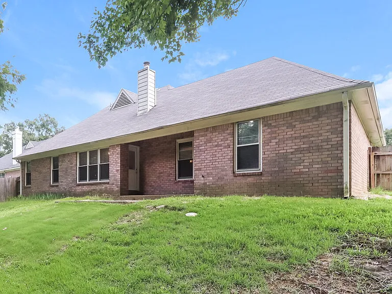 8642 Tropicana Dr N — Photo 16