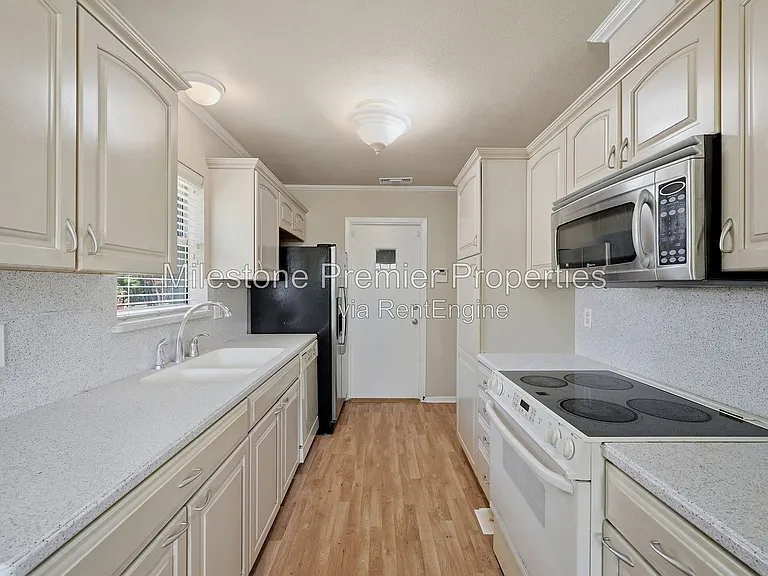 302 Iowa St — Photo 8