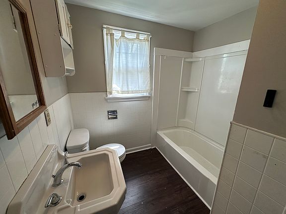 4th image of 189 Spruce St Floor 2