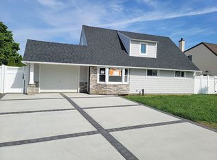 19 Abbey Ln, Levittown, NY