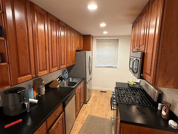 3rd image of 567 W Arlington Pl Unit 1