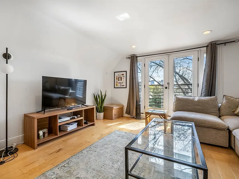 151 Magazine St #3 — Photo 8