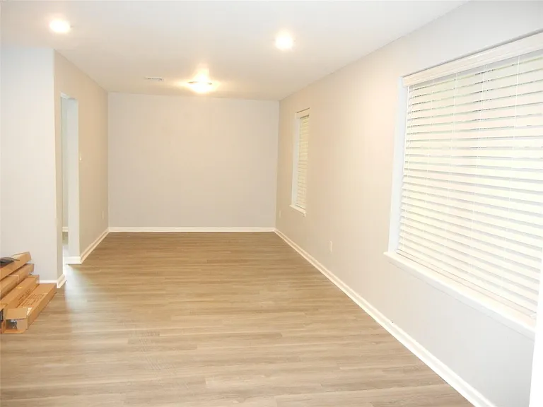 20811 Emerald St — Photo 5